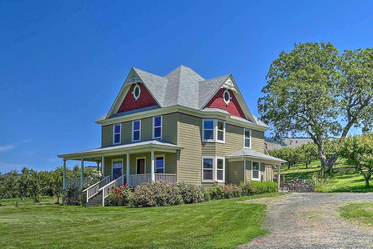 Storybook Glade Historical Homestead With Views! Hood River Bagian luar foto